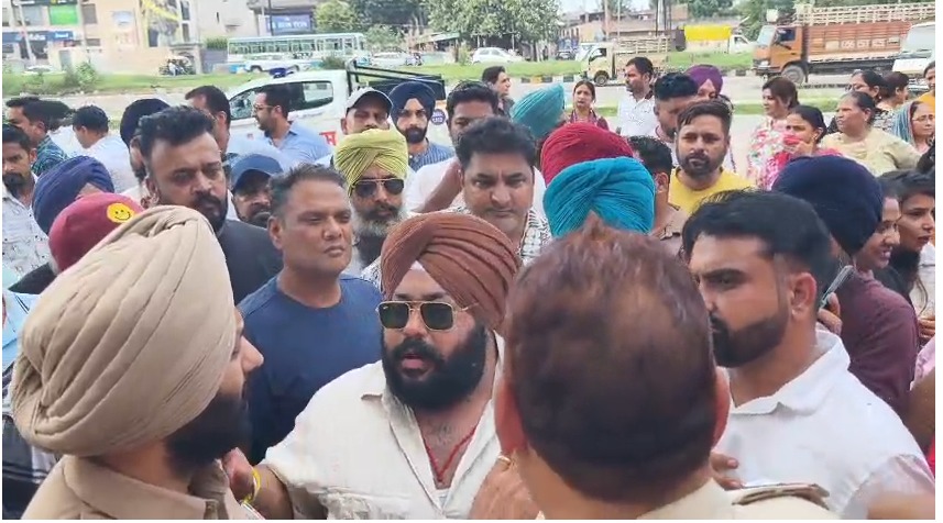 Ludhiana: बच्चों की सेहत से समझौता नहीं; एसी और पानी की व्यवस्था को लेकर स्कूल प्रबंधन के खिलाफ प्रदर्शन