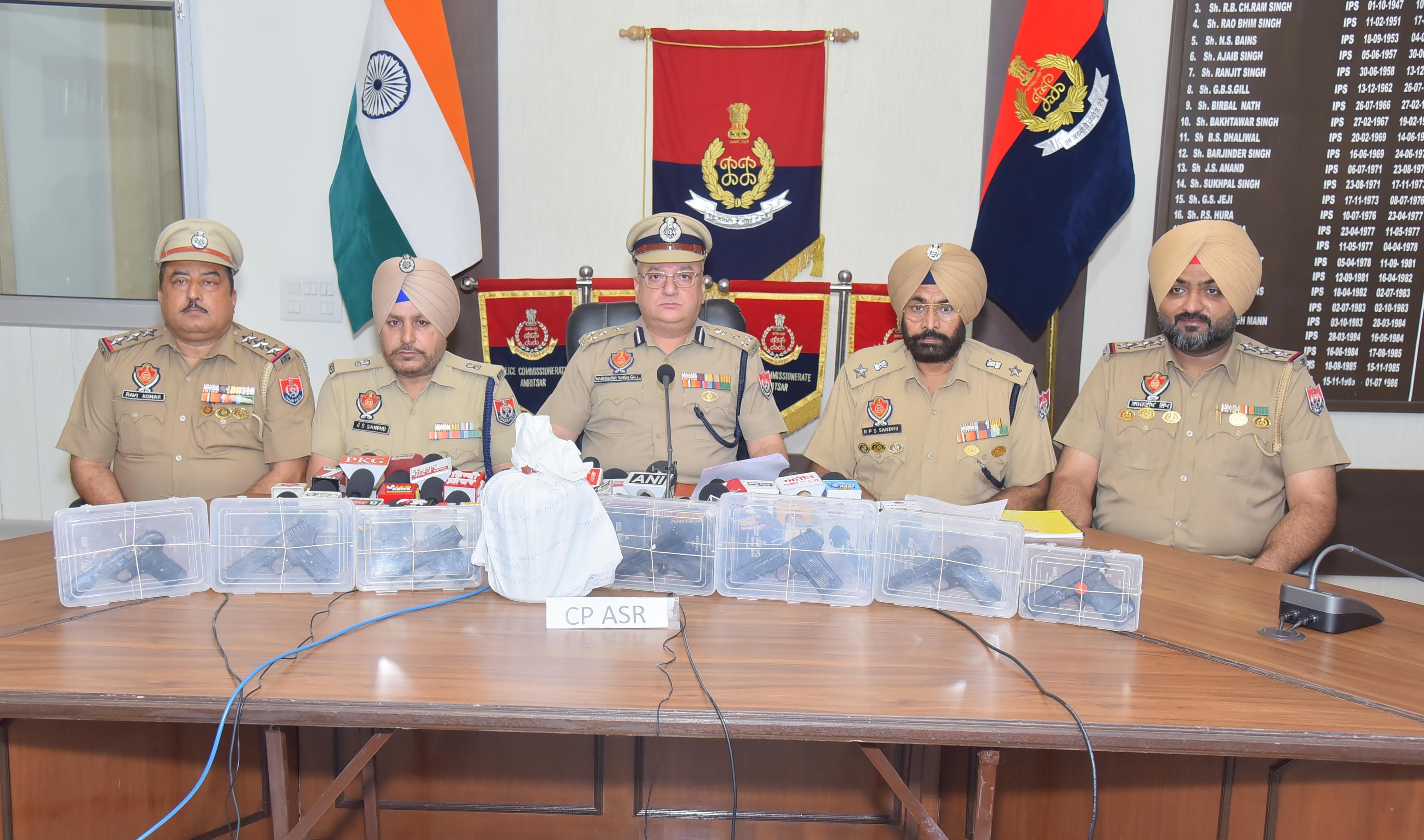 Amritsar: विदेश बैठे तस्करों से कनेक्शन, अमृतसर में पुलिस का बड़ा ऑपरेशन; हथियारों के बाद 2 किलो से ज्यादा हेरोइन पकड़ी
