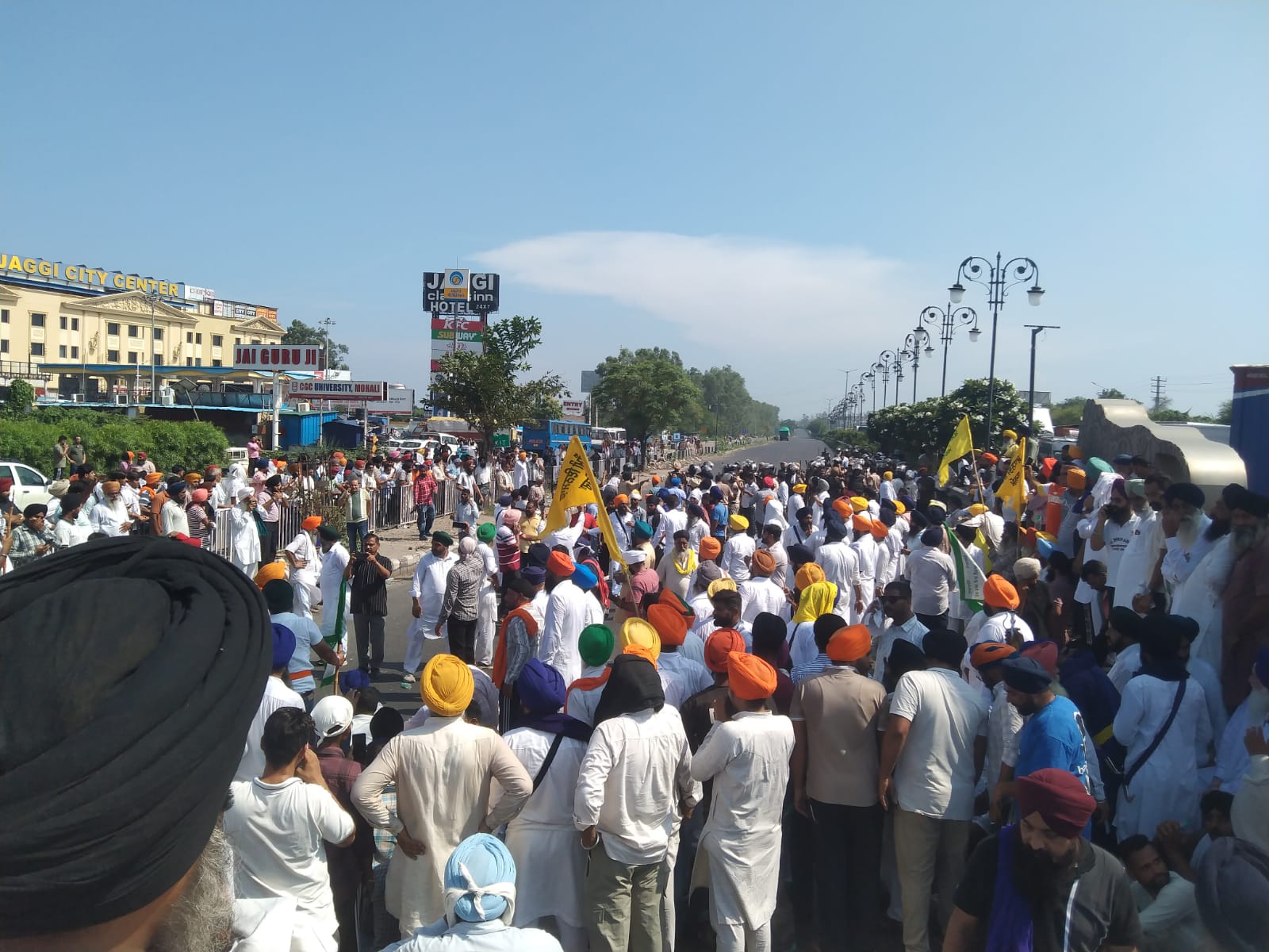 Lalru: पंजोखरा विवाद में गरमाया माहौल, हाईवे पर उतरी सिख संगत; पथराव-झड़प के बीच पुलिस ने छोड़ी आंसू गैस
