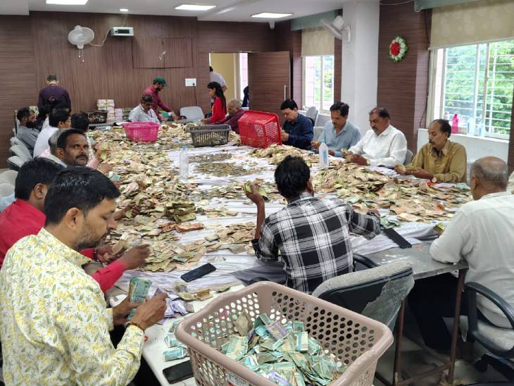 Indore: भक्तों की आस्था से खजराना गणेश मंदिर का खजाना फिर भरने लगा, चार दिन में मिले 1.30 करोड़