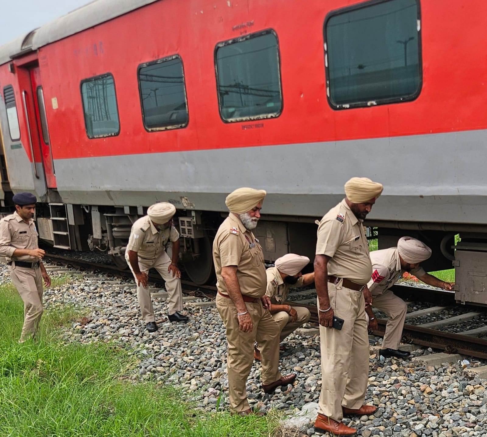 Amritsar: अमृतसर में रेलवे सुरक्षा एजेंसियां अलर्ट, स्वतंत्रता दिवस से पहले स्टेशन और ट्रेनों में बढ़ाई गई चौकसी