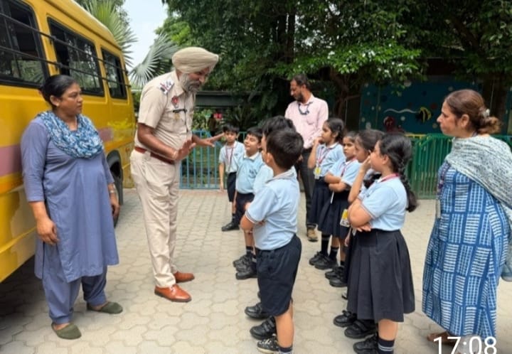Amritsar: बच्चों की सुरक्षा से समझौता नहीं, ट्रैफिक पुलिस ने स्कूल वैन चालकों और हेल्परों को पढ़ाया सुरक्षा का पाठ