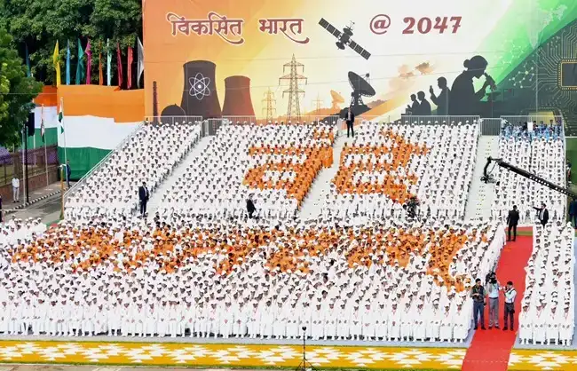 New Delhi: लाल किले पर ‘वंदे मातरम्’ की आकृति, 2,500 युवाओं ने रचा देशभक्ति का भव्य दृश्य