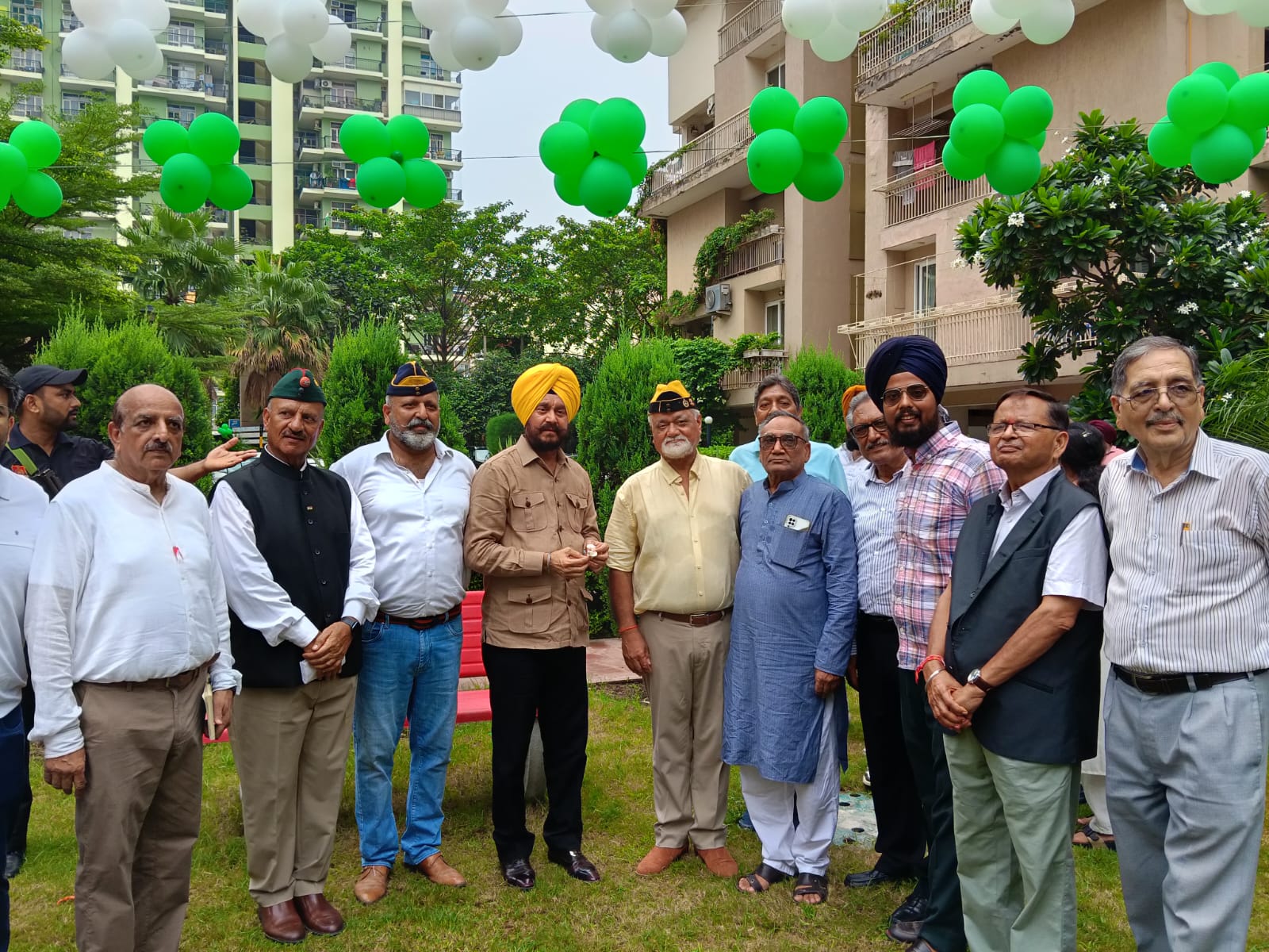 सुषमा क्रेसेंट में देशभक्ति के रंग, पद्मश्री जितेंद्र सिंह शंटी ने फहराया तिरंगा