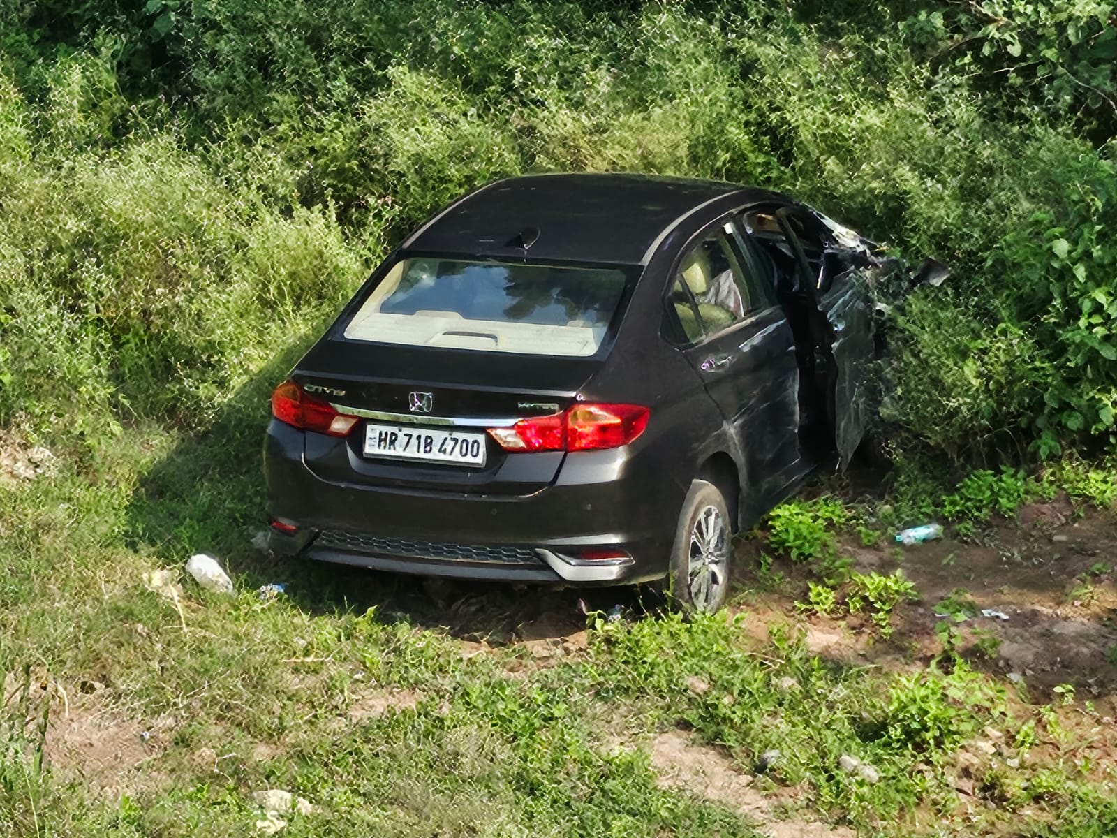 Zirakpur: सेक्टर-20 पुल के पास कार-पिकअप में टक्कर, खाई में गिरी कार; दो युवक घायल