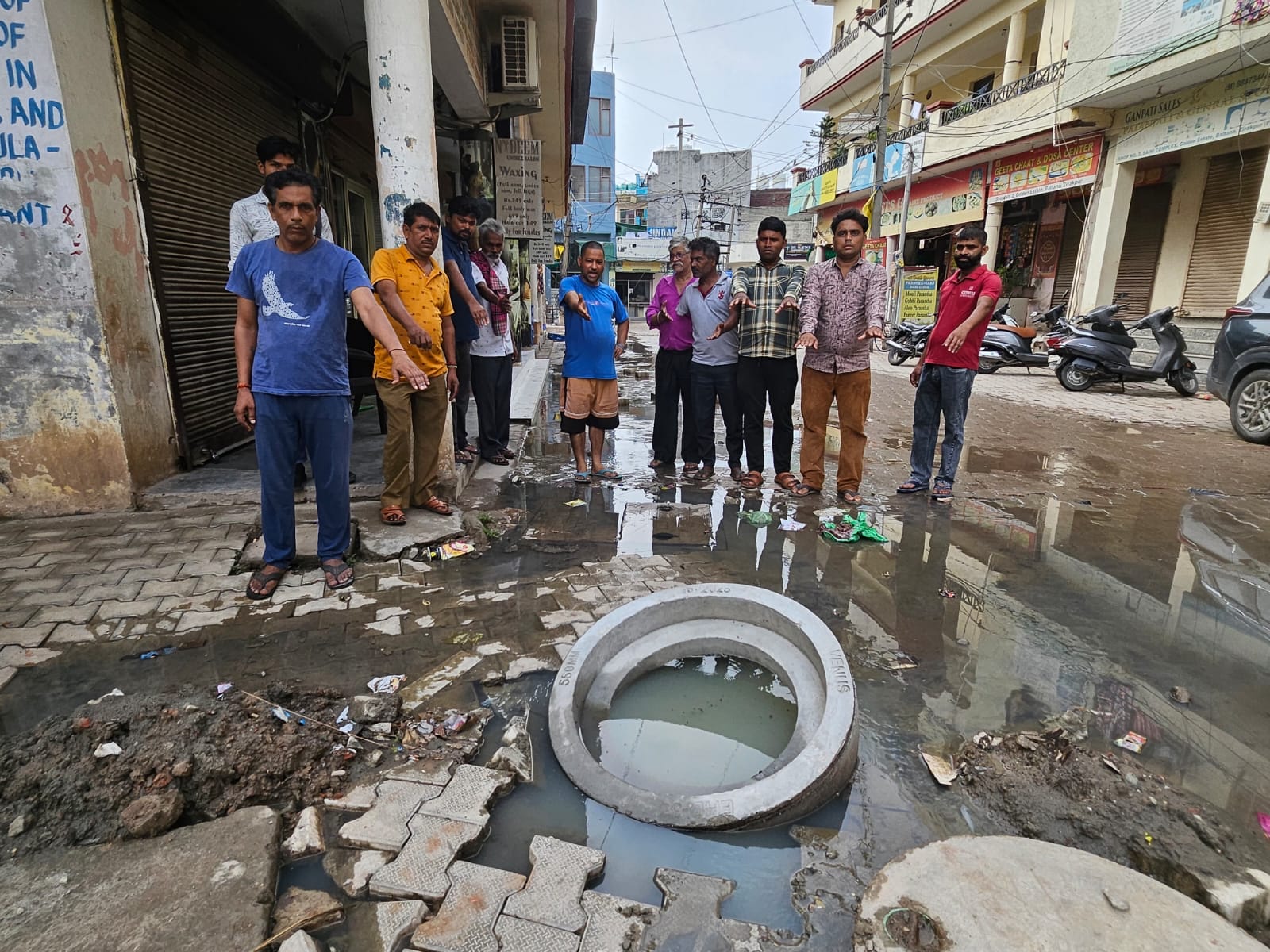 Zirakpur: गोल्डन एस्टेट मार्केट में सीवरेज ओवरफ्लो, गंदे पानी में डूबा रास्ता