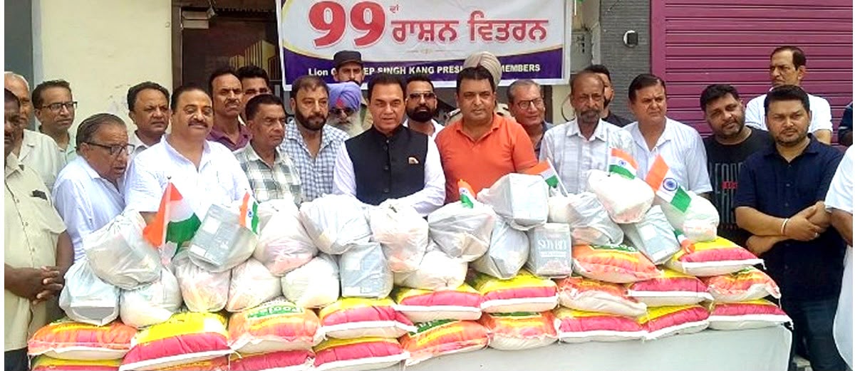 Phagwara: लायंस क्लब फगवाड़ा प्राइड ने 99वें राशन वितरण समारोह में 25 जरूरतमंद महिलाओं को बांटा राशन