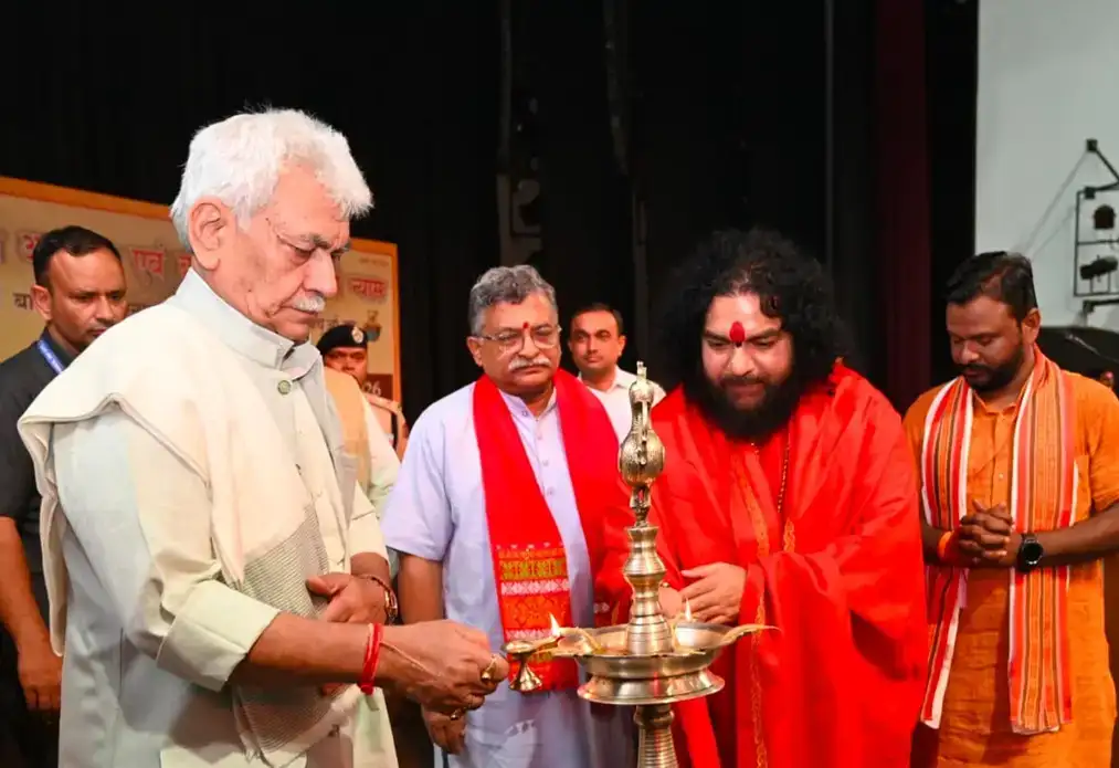Jammu: कड़ी सुरक्षा के बीच शुरू हुई बूढ़ा अमरनाथ यात्रा, उपराज्यपाल मनोज सिन्हा ने पहले जत्थे को दिखाई हरी झंडी