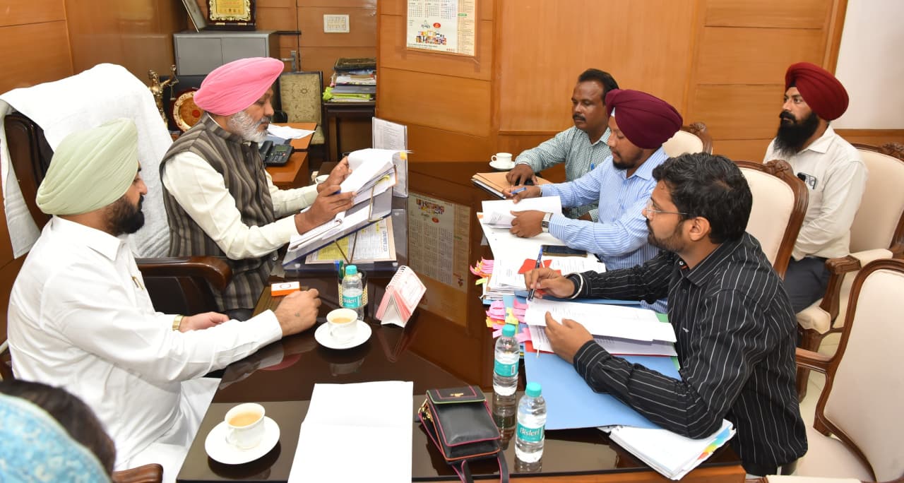 Chandigarh: आउटसोर्स कर्मचारियों को राहत देने की तैयारी, हरपाल चीमा ने विभागों को प्रक्रिया तेज करने के दिए निर्देश