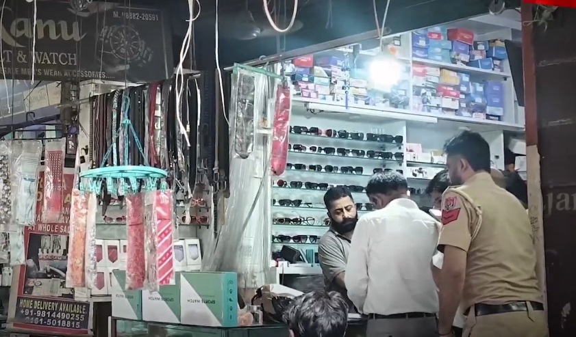 गुडमंडी में ब्रांडेड बता बेची जा रही थी डुप्लीकेट असेसरी, हाईकोर्ट से आई टीम ने की रेड