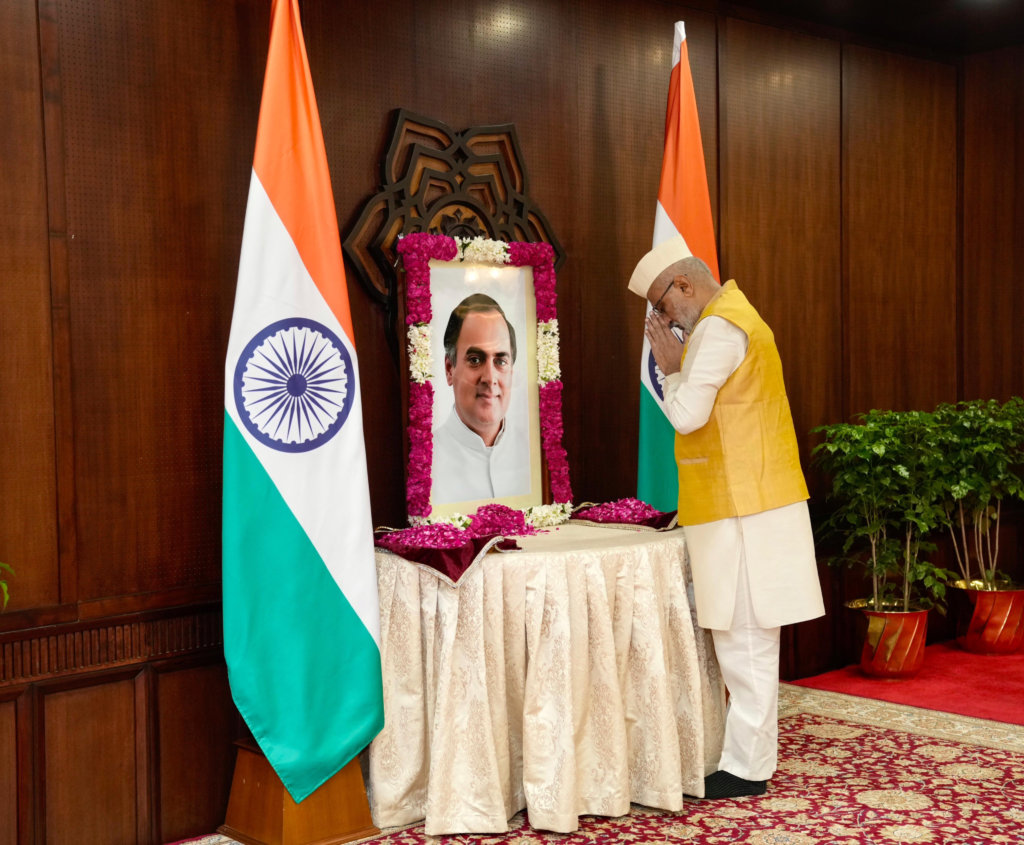New Delhi: उपराष्ट्रपति सीपी राधाकृष्णन ने राजीव गांधी को दी श्रद्धांजलि, शहीद ओंडीवीरन के बलिदान को भी किया नमन