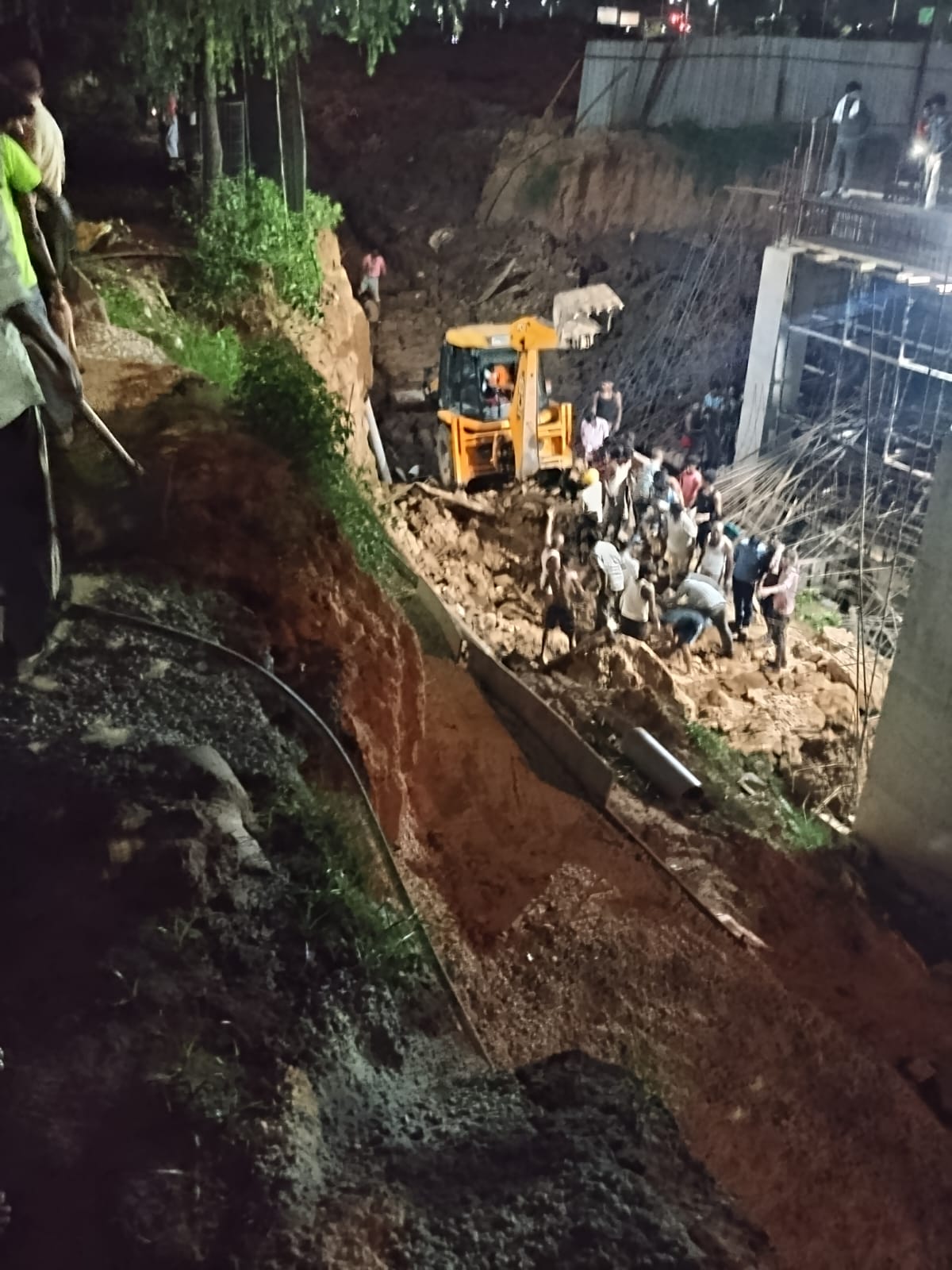 एयरोसिटी में बेसमेंट की मिट्टी धंसने से दो मजदूरों की मौत