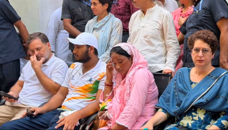 Chandigarh: राहुल गांधी का दिल्ली पुलिस के खिलाफ धरना, पैलेट गन से घायल युवक के मामले में FIR दर्ज करने की मांग