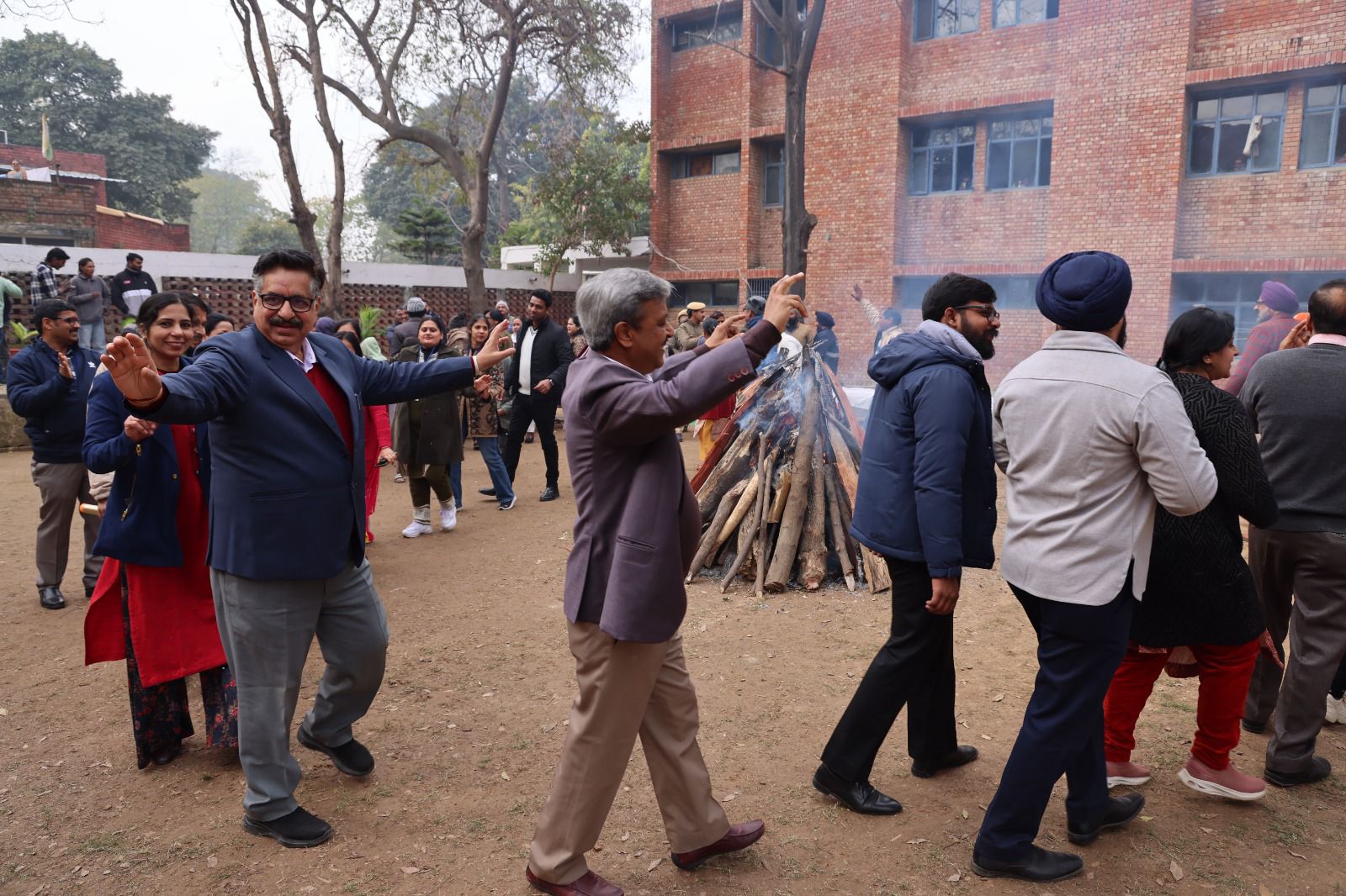 सेवा भारती सराय में लोहड़ी का उत्सव: पीजीआईएमईआर ने मरीजों और तीमारदारों संग बांटी गर्मजोशी और अपनापन
