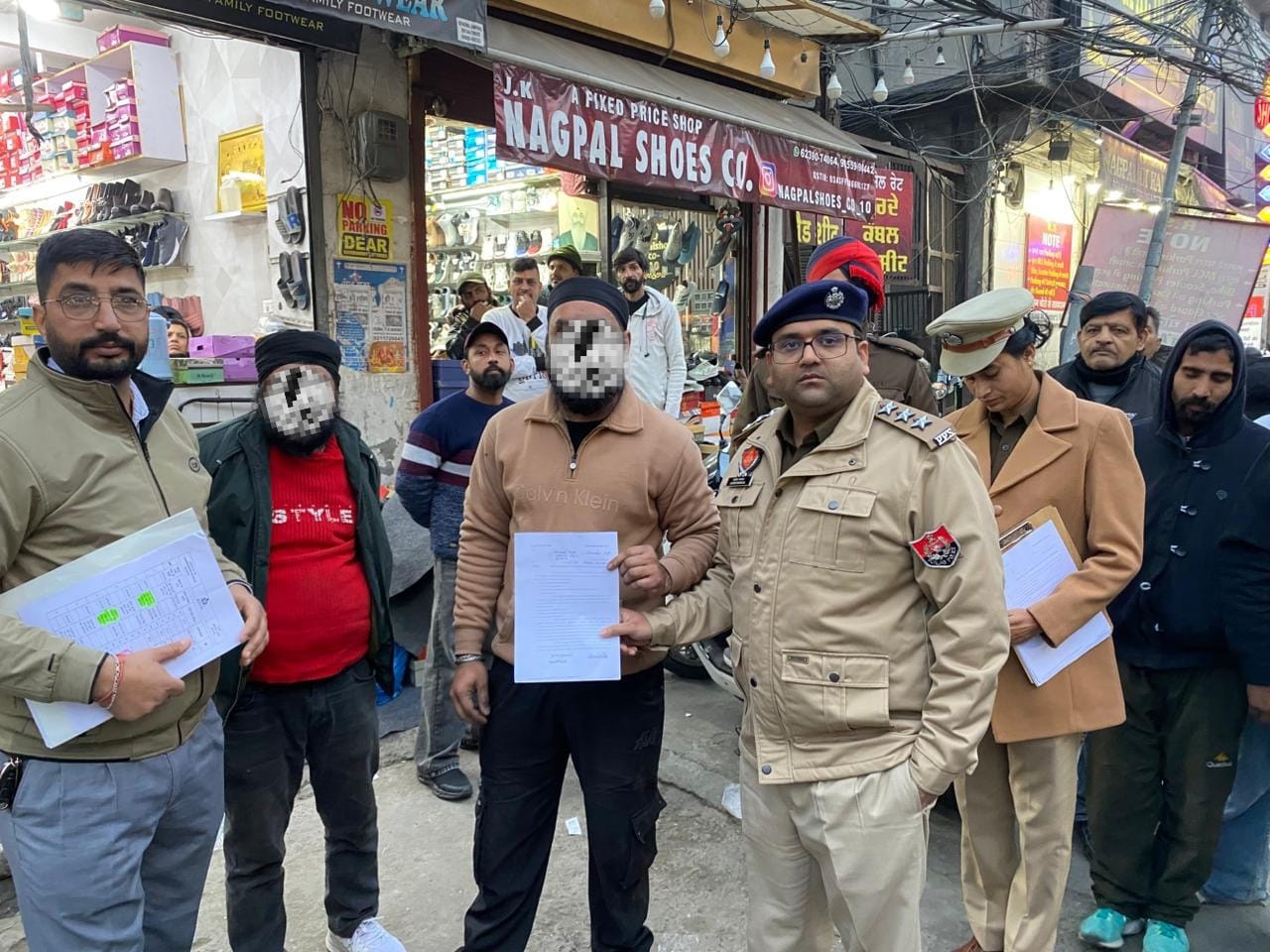 अवैध कब्जों पर पुलिस का बड़ा एक्शन: भीड़भाड़ वाले बाजारों में चली विशेष मुहिम; 18 चालान और 16 नोटिस जारी