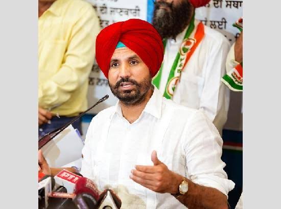 परिवार का कोई सदस्य अपने राजनीतिक विचार बदल ले तो क्या वह गद्दार हो जाता है? पी एम मोदी