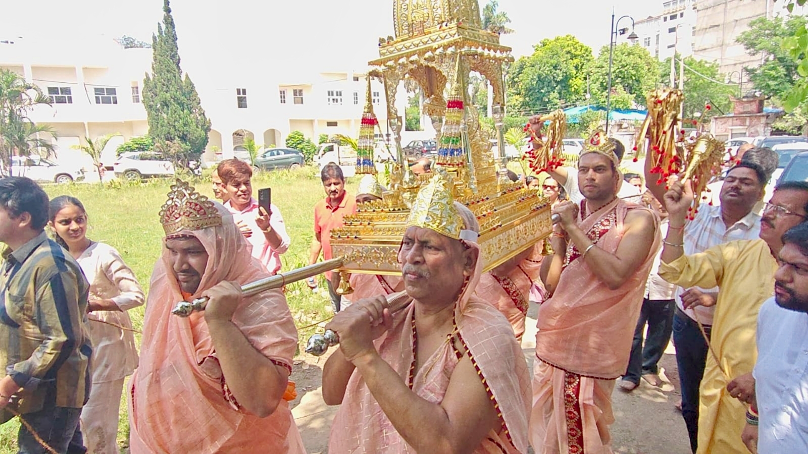 जीरकपुर में महावीर जयंती पर भव्य पालकी यात्रा, 300 से अधिक श्रद्धालु हुए शामिल