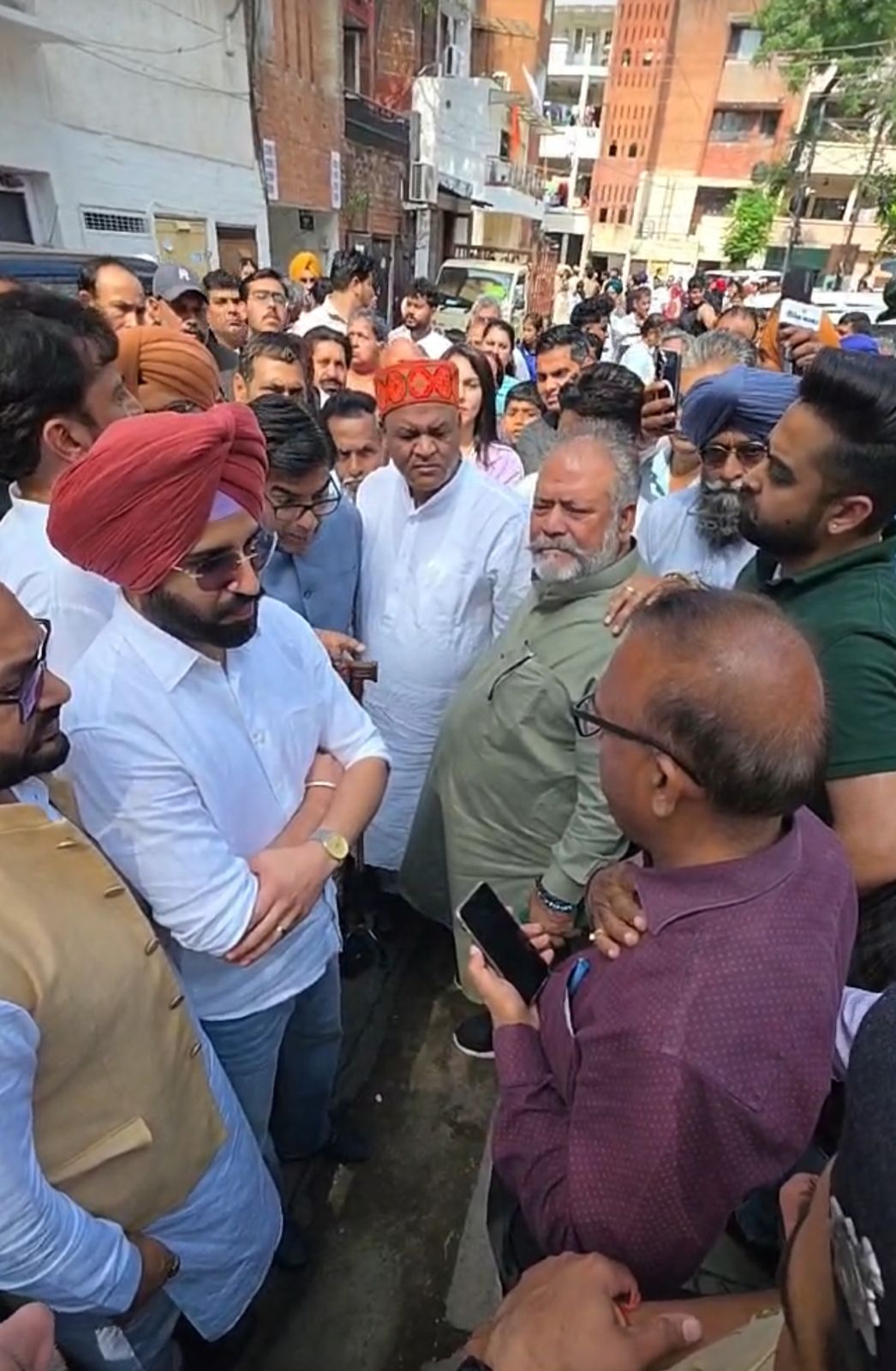 सेक्टर-45 में तीसरे दिन भी चला अतिक्रमण हटाओ अभियान, विरोध के बाद मेयर धरने पर; कार्रवाई फिलहाल स्थगित