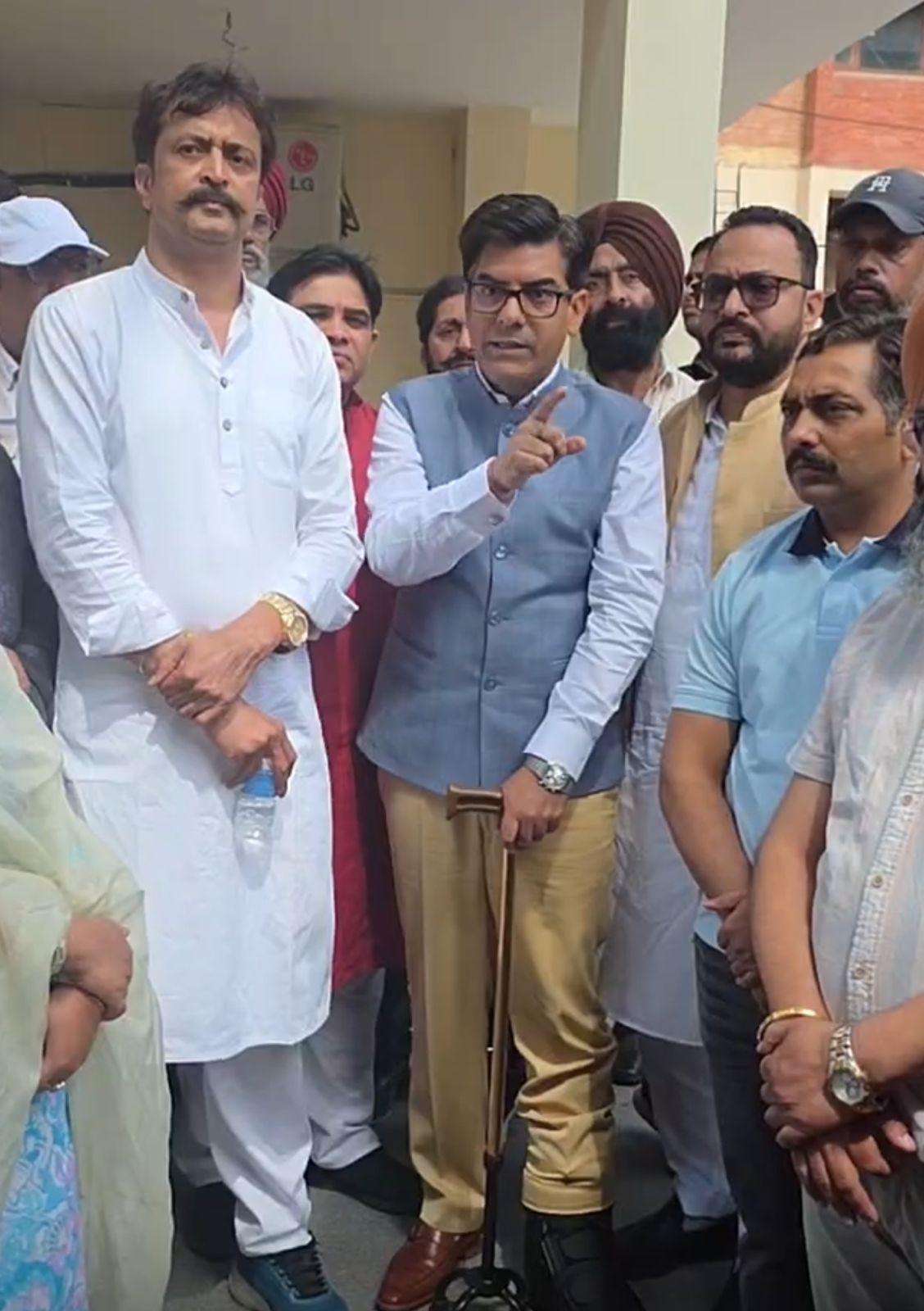 सेक्टर-45 में तीसरे दिन भी चला अतिक्रमण हटाओ अभियान, विरोध के बाद मेयर धरने पर; कार्रवाई फिलहाल स्थगित