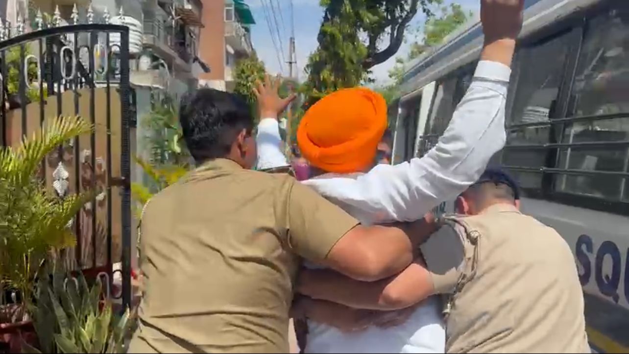 सेक्टर-45 में तीसरे दिन भी चला अतिक्रमण हटाओ अभियान, विरोध के बाद मेयर धरने पर; कार्रवाई फिलहाल स्थगित