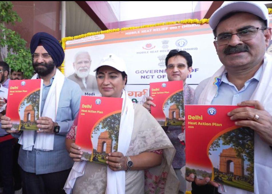 New Delhi: मुख्यमंत्री रेखा गुप्ता ने मोबाइल हीट रिलीफ यूनिट्स का किया शुभारंभ