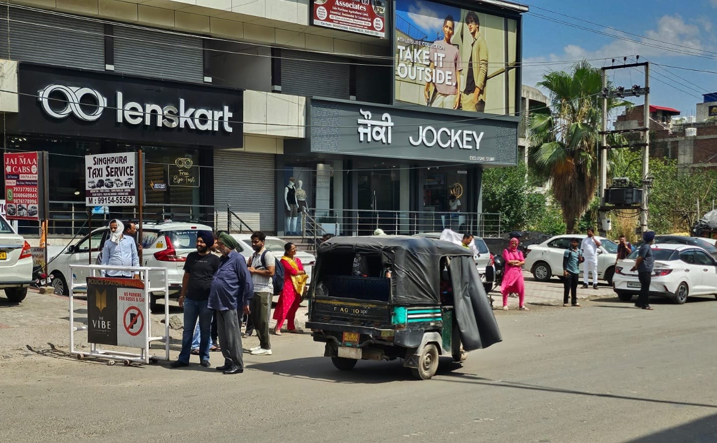 Zirakpur: सिंहपुर चौक पर अवैध बस स्टैंड से बिगड़ी ट्रैफिक व्यवस्था, हादसों का खतरा बढ़ा