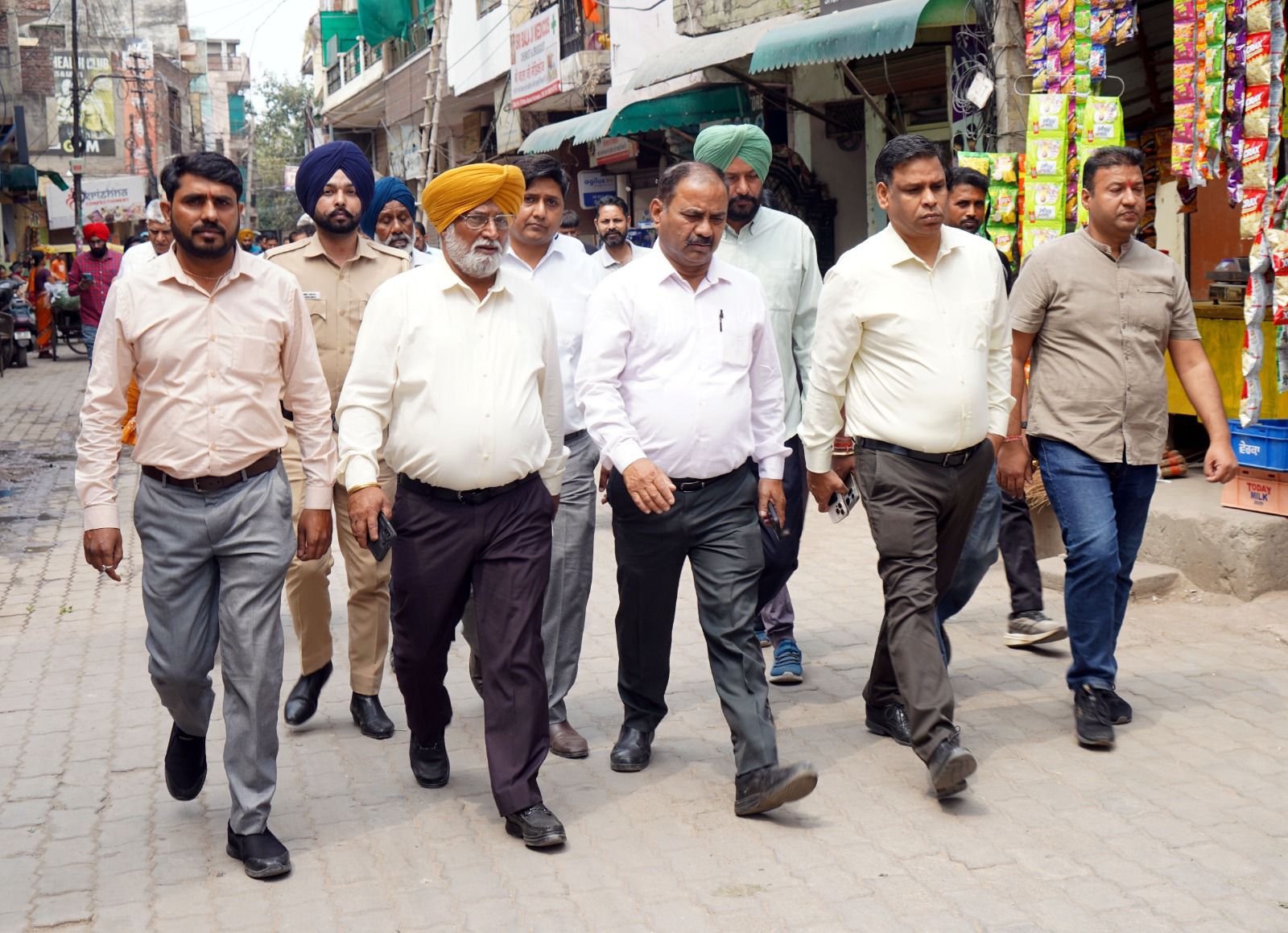 Chandigarh: एमसी कमिश्नर अमित कुमार ने हल्लोमाजरा में लिया जायजा, सड़क व सीवरेज सुधार के आदेश