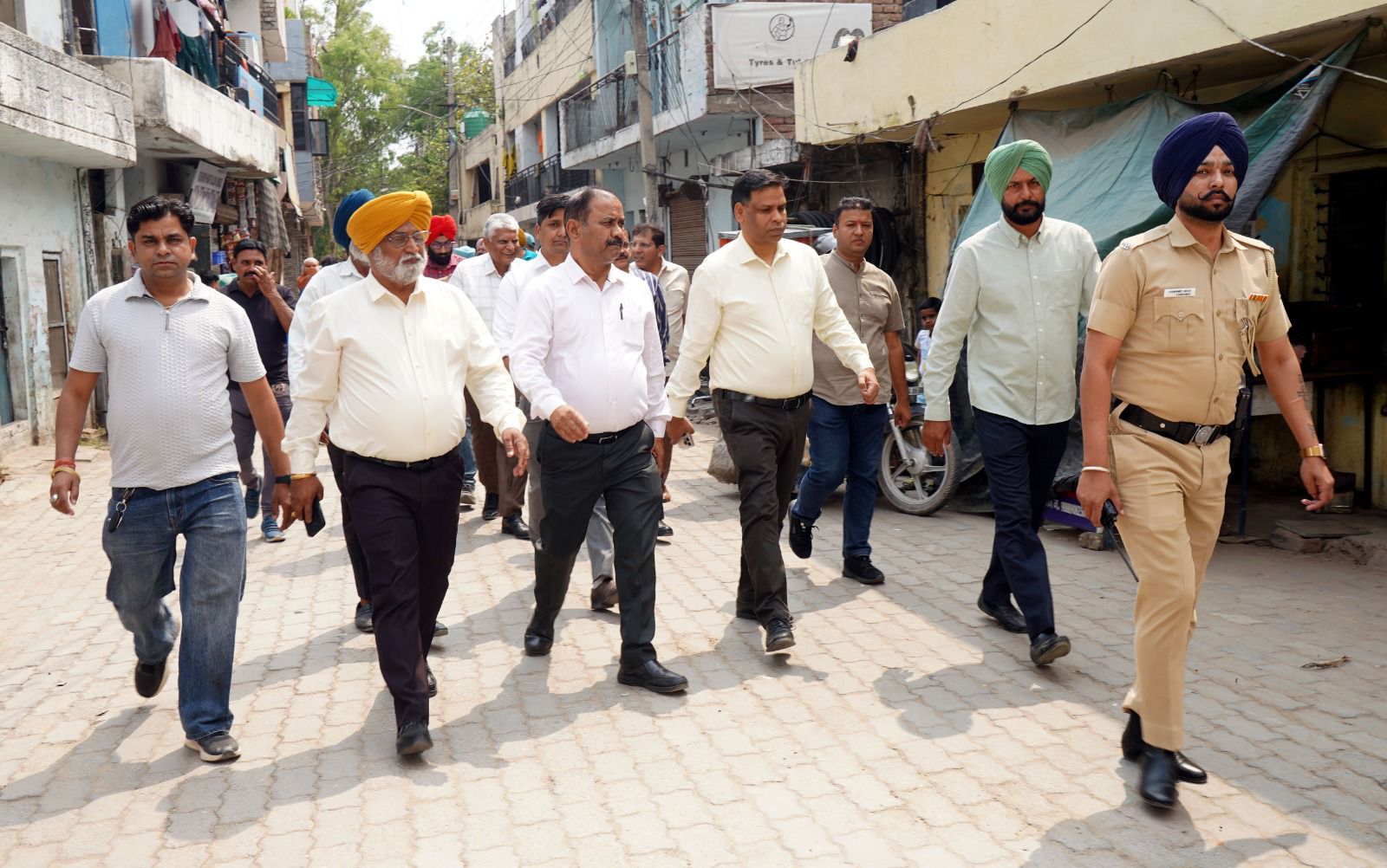 Chandigarh: एमसी कमिश्नर अमित कुमार ने हल्लोमाजरा में लिया जायजा, सड़क व सीवरेज सुधार के आदेश