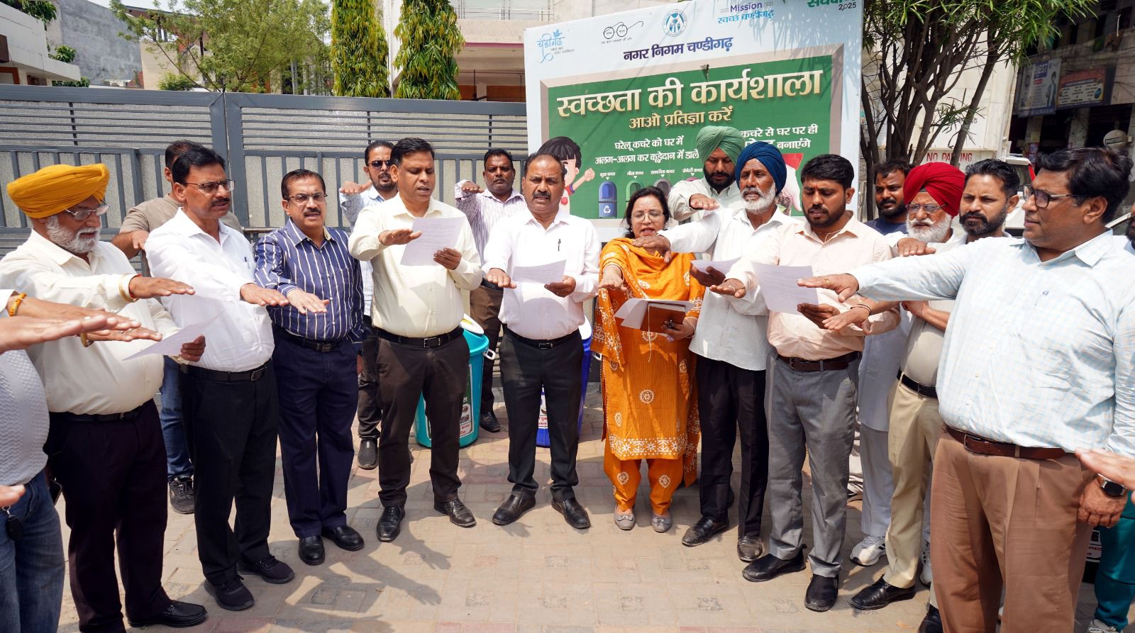 Chandigarh: एमसी कमिश्नर अमित कुमार ने हल्लोमाजरा में लिया जायजा, सड़क व सीवरेज सुधार के आदेश