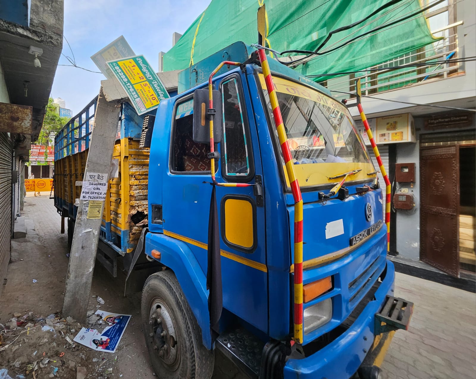 Zirakpur: बलटाना में ट्रक की टक्कर से टूटी बिजली लाइनें, इलाके में मचा हड़कंप