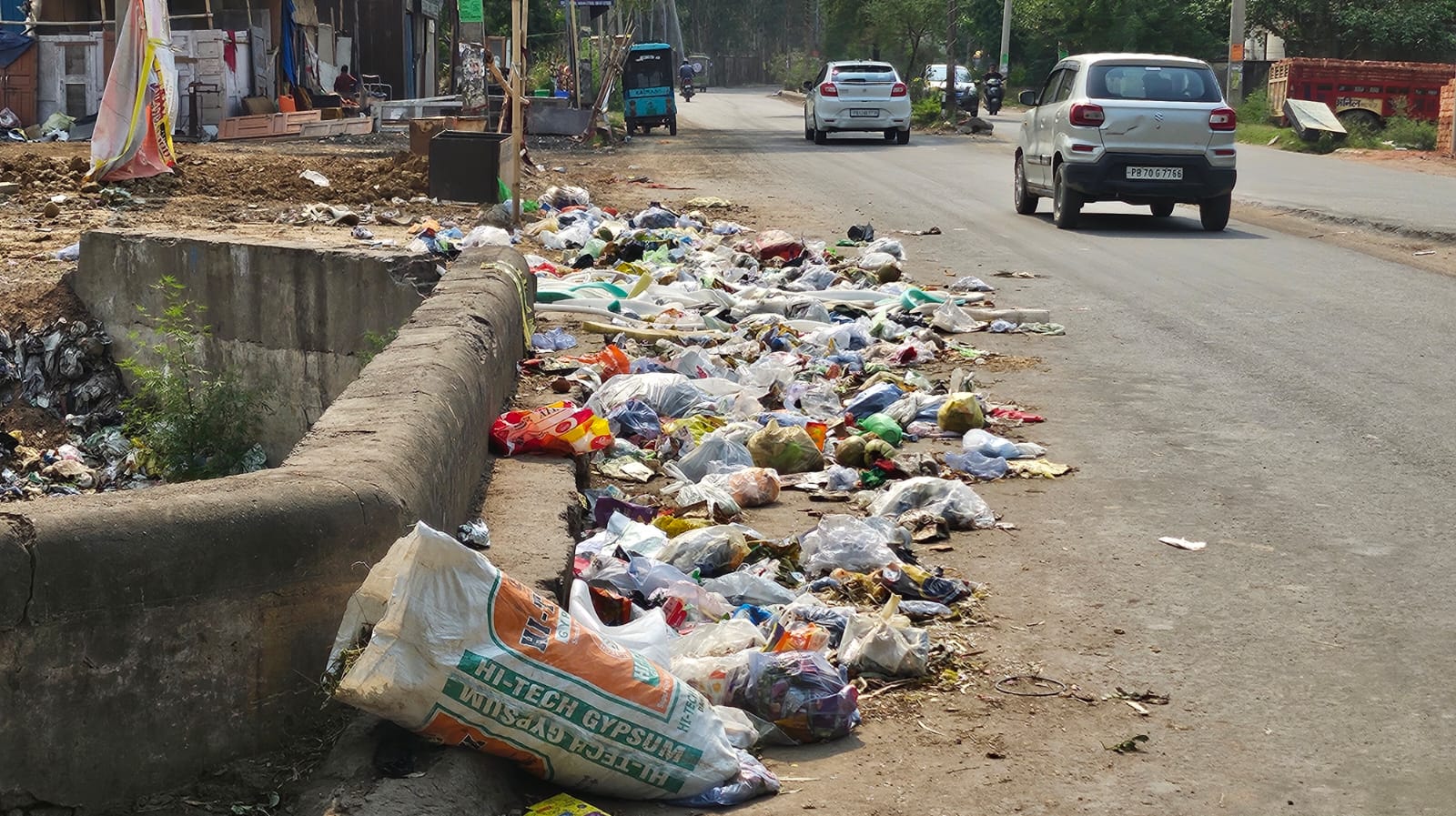 Zirakpur: जीरकपुर में सफाई व्यवस्था ठप, कच्चे कर्मचारियों की हड़ताल दूसरे दिन भी जारी