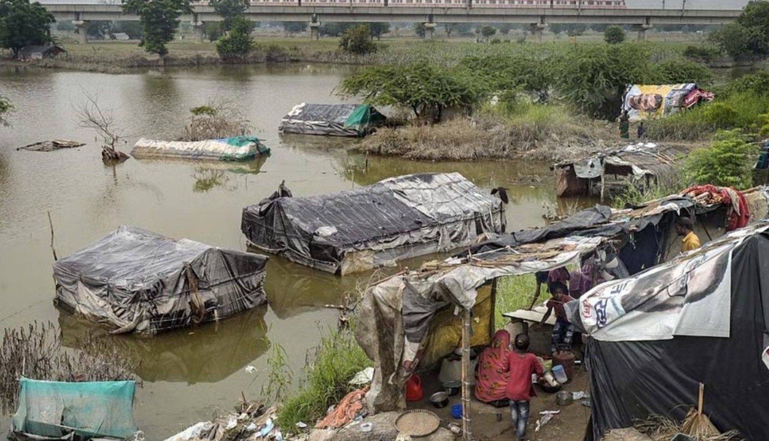 New Delhi: प्रशासन का सख्त कदम, घाटों पर बने 310 घरों को खाली करने का आदेश
