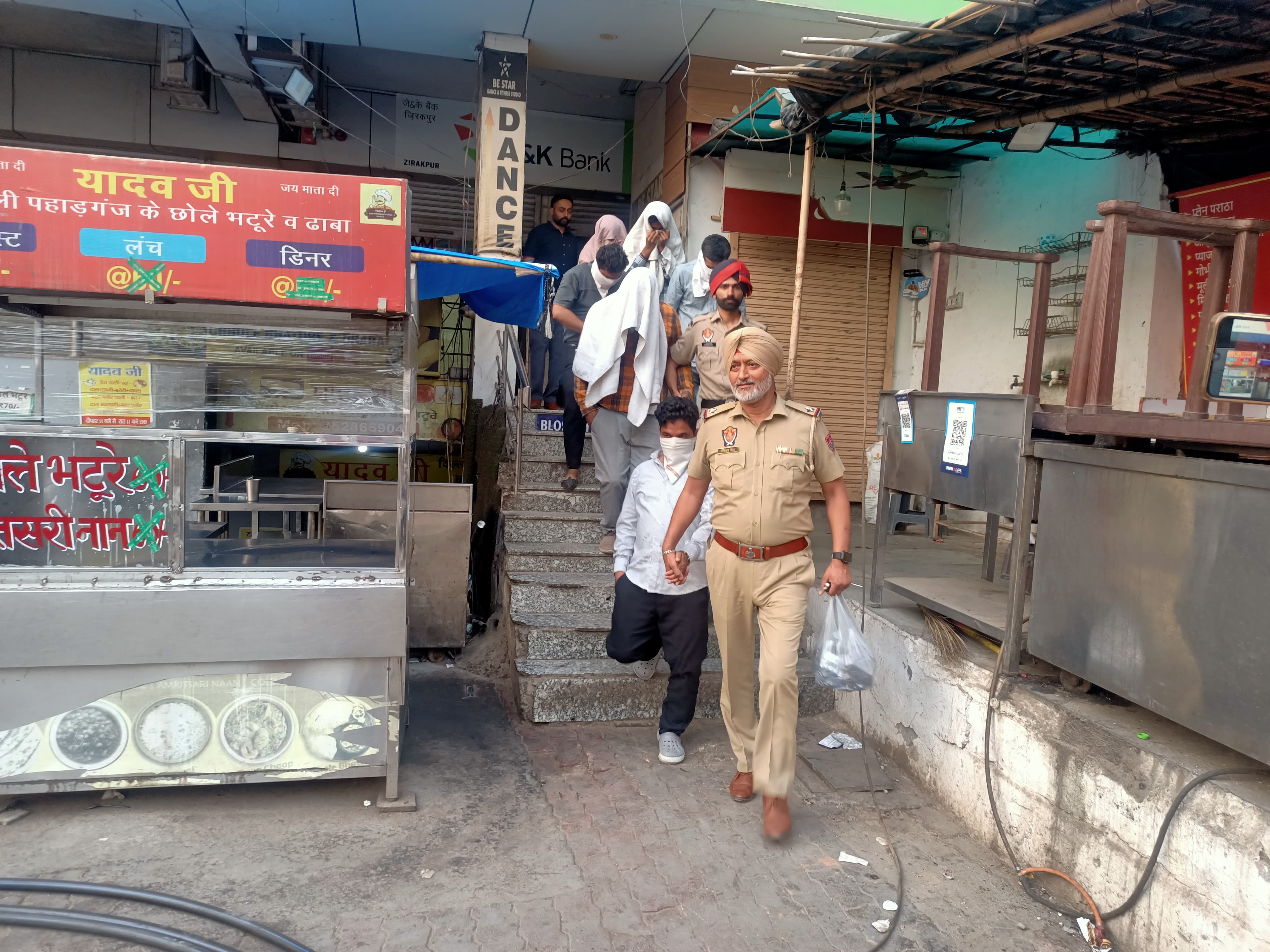 Zirakpur: वीआईपी रोड स्थित ब्लॉसम स्पा सेंटर पर पुलिस की बड़ी छापेमारी