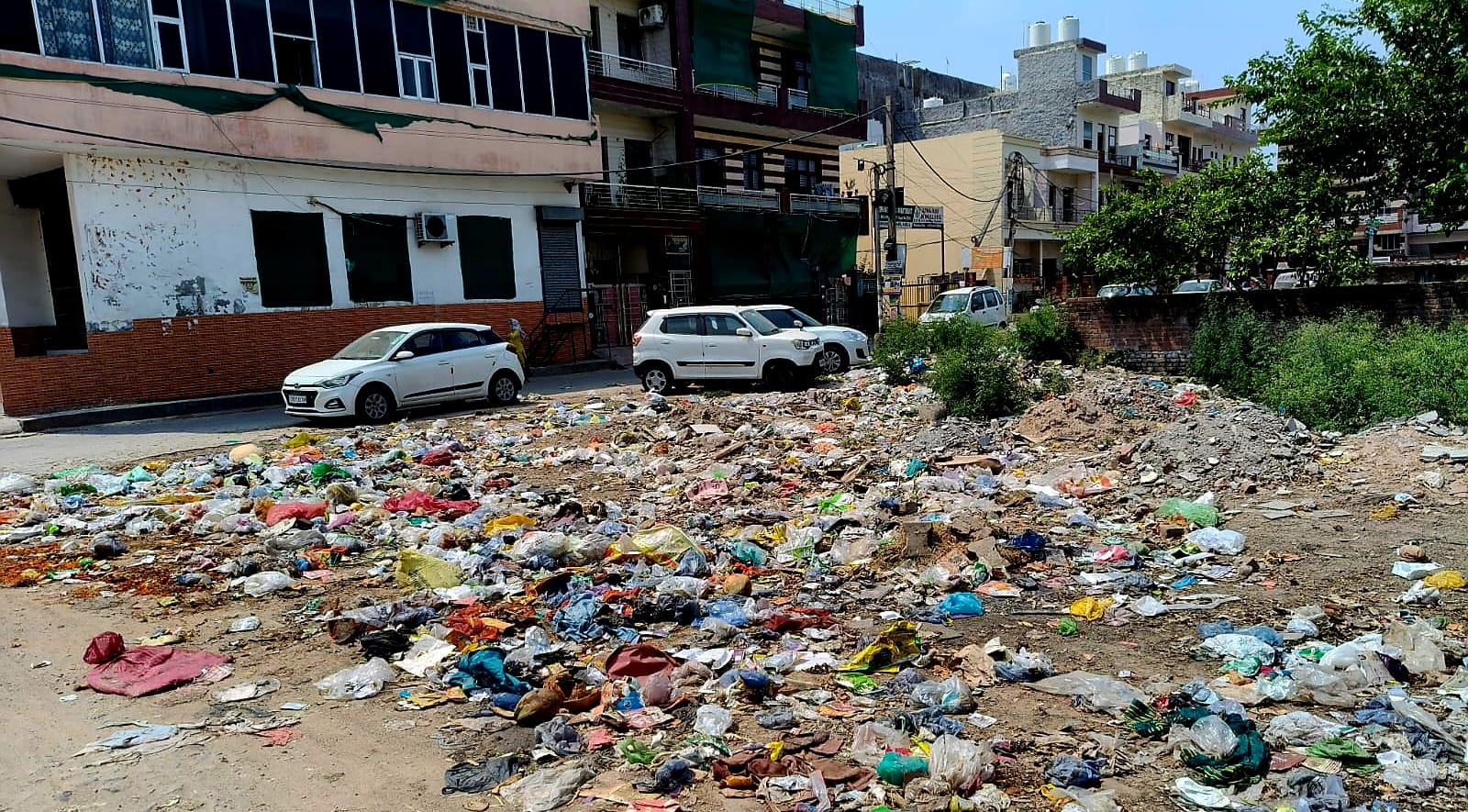 Zirakpur: शिवालिक विहार की बदहाली पर भड़के लोग, विकास कार्य ठप