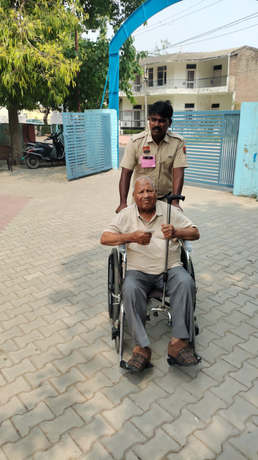 Panchkula: नगर निगम चुनाव में सुरक्षा के साथ सेवा भाव भी निभाती दिखी पंचकूला पुलिस, बुजुर्गों और दिव्यांग मतदाताओं की बनी सहारा