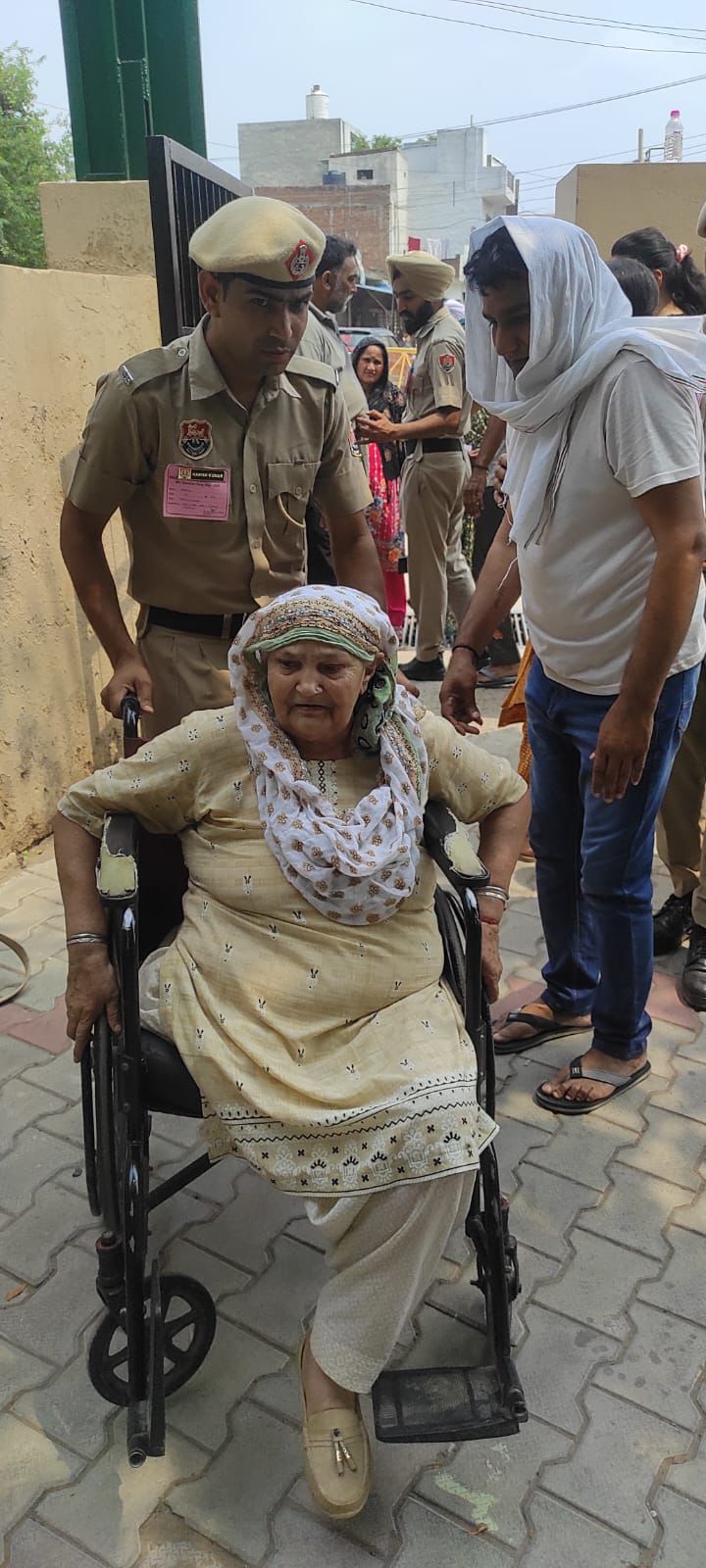 Panchkula: नगर निगम चुनाव में सुरक्षा के साथ सेवा भाव भी निभाती दिखी पंचकूला पुलिस, बुजुर्गों और दिव्यांग मतदाताओं की बनी सहारा