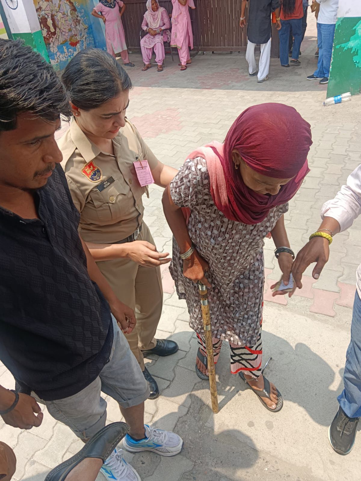 Panchkula: नगर निगम चुनाव में सुरक्षा के साथ सेवा भाव भी निभाती दिखी पंचकूला पुलिस, बुजुर्गों और दिव्यांग मतदाताओं की बनी सहारा