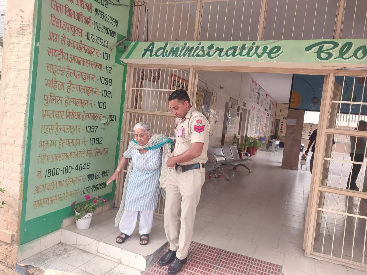 Panchkula: नगर निगम चुनाव में सुरक्षा के साथ सेवा भाव भी निभाती दिखी पंचकूला पुलिस, बुजुर्गों और दिव्यांग मतदाताओं की बनी सहारा