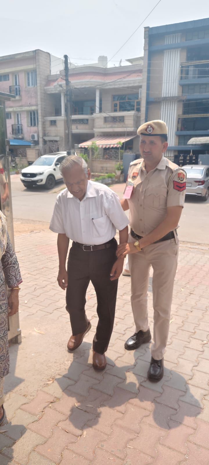 Panchkula: नगर निगम चुनाव में सुरक्षा के साथ सेवा भाव भी निभाती दिखी पंचकूला पुलिस, बुजुर्गों और दिव्यांग मतदाताओं की बनी सहारा