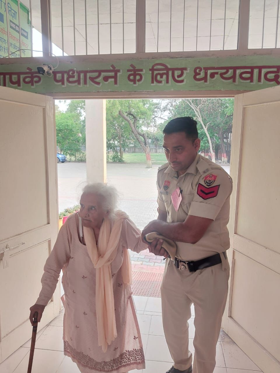 Panchkula: नगर निगम चुनाव में सुरक्षा के साथ सेवा भाव भी निभाती दिखी पंचकूला पुलिस, बुजुर्गों और दिव्यांग मतदाताओं की बनी सहारा