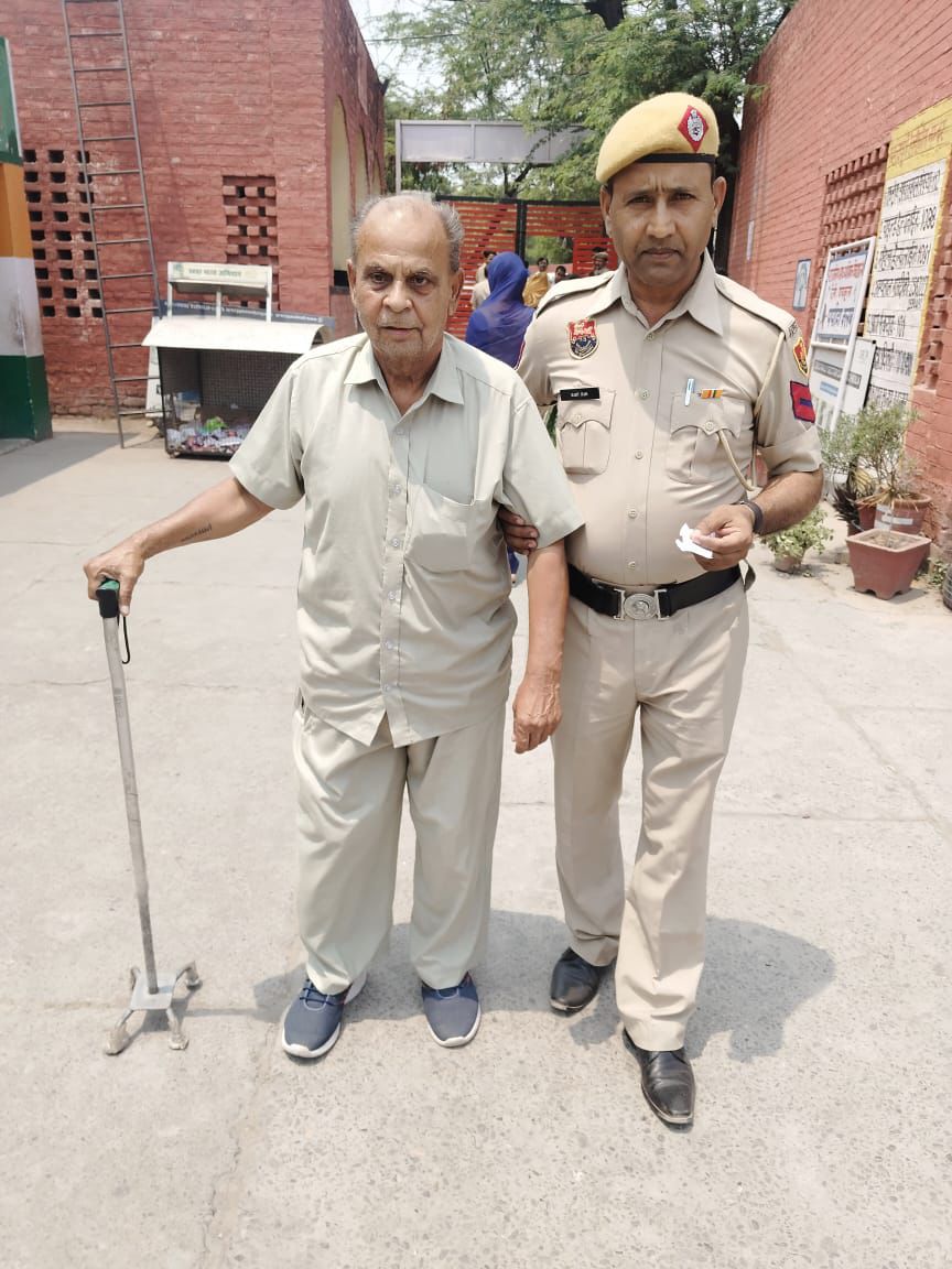 Panchkula: नगर निगम चुनाव में सुरक्षा के साथ सेवा भाव भी निभाती दिखी पंचकूला पुलिस, बुजुर्गों और दिव्यांग मतदाताओं की बनी सहारा