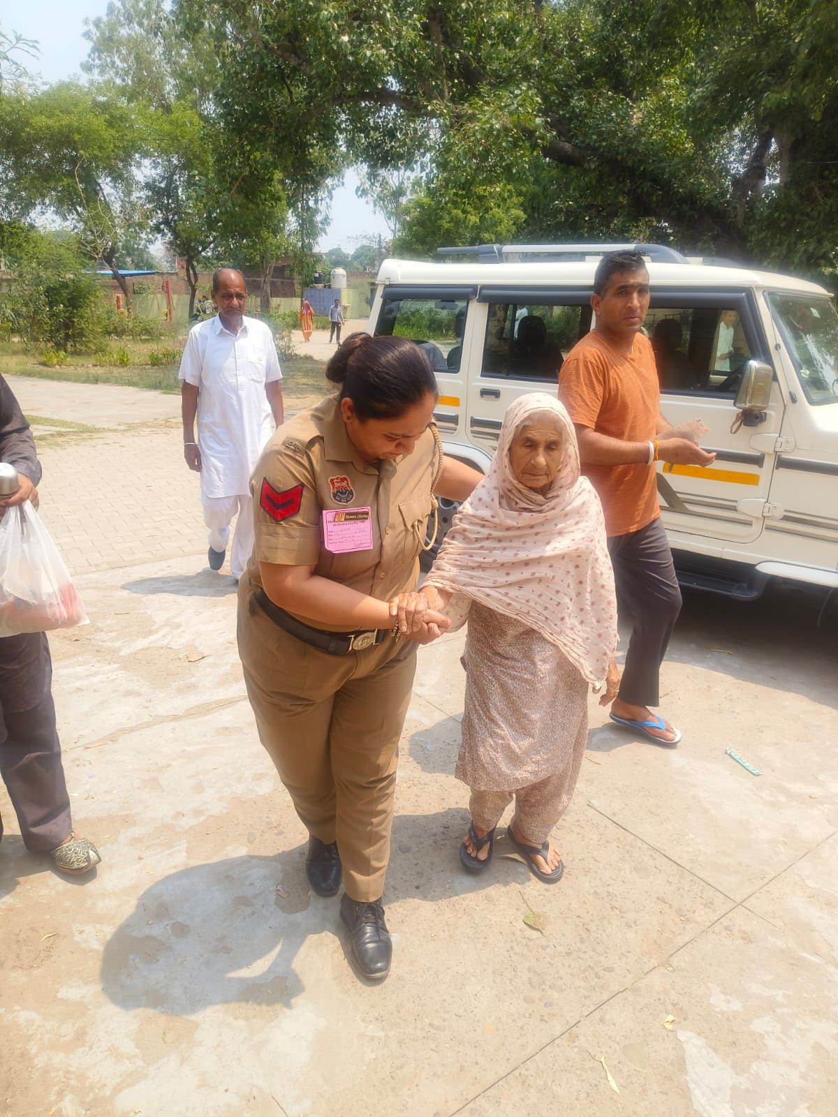 Panchkula: नगर निगम चुनाव में सुरक्षा के साथ सेवा भाव भी निभाती दिखी पंचकूला पुलिस, बुजुर्गों और दिव्यांग मतदाताओं की बनी सहारा