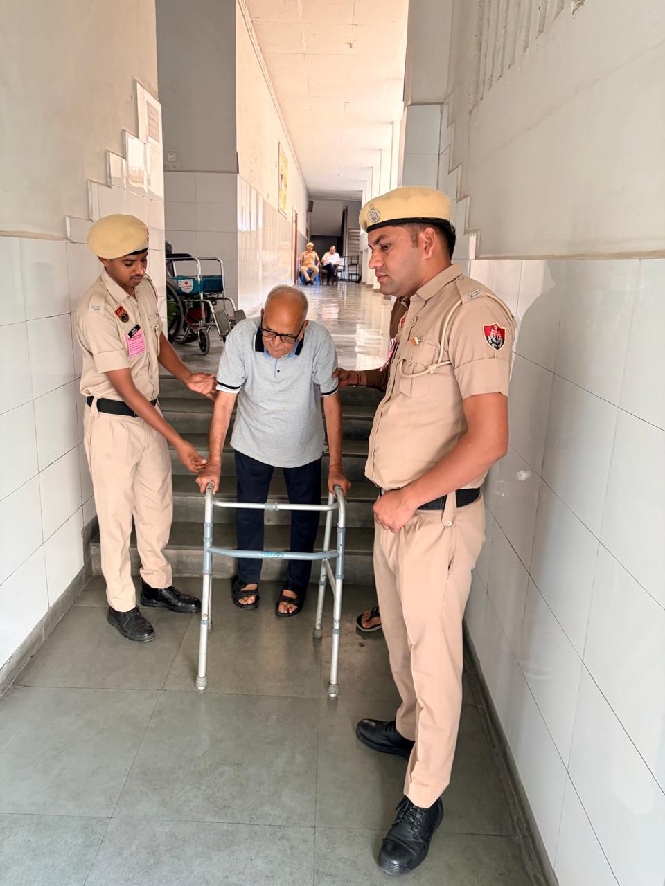 Panchkula: नगर निगम चुनाव में सुरक्षा के साथ सेवा भाव भी निभाती दिखी पंचकूला पुलिस, बुजुर्गों और दिव्यांग मतदाताओं की बनी सहारा