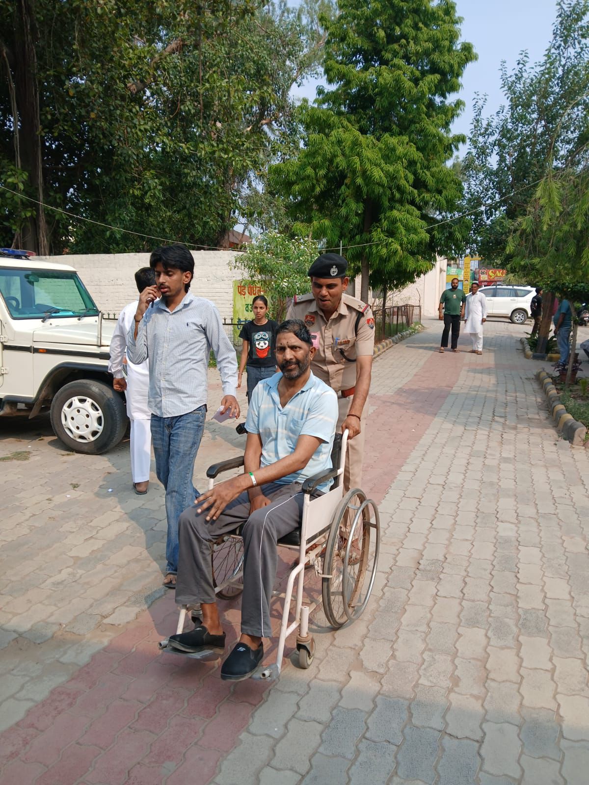 Panchkula: नगर निगम चुनाव में सुरक्षा के साथ सेवा भाव भी निभाती दिखी पंचकूला पुलिस, बुजुर्गों और दिव्यांग मतदाताओं की बनी सहारा