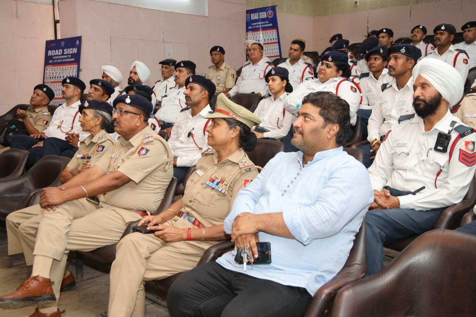Chandigarh: चंडीगढ़ ट्रैफिक पुलिस ने कर्मियों के लिए आयोजित की विशेष वर्कशॉप, व्यवहार और संवाद कौशल पर दिया जोर