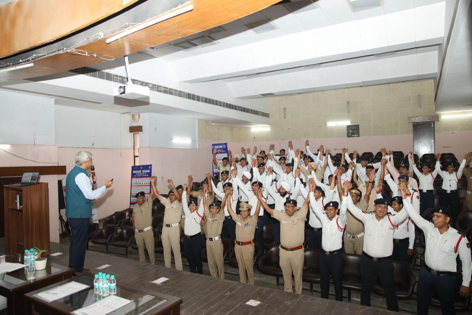Chandigarh: चंडीगढ़ ट्रैफिक पुलिस ने कर्मियों के लिए आयोजित की विशेष वर्कशॉप, व्यवहार और संवाद कौशल पर दिया जोर