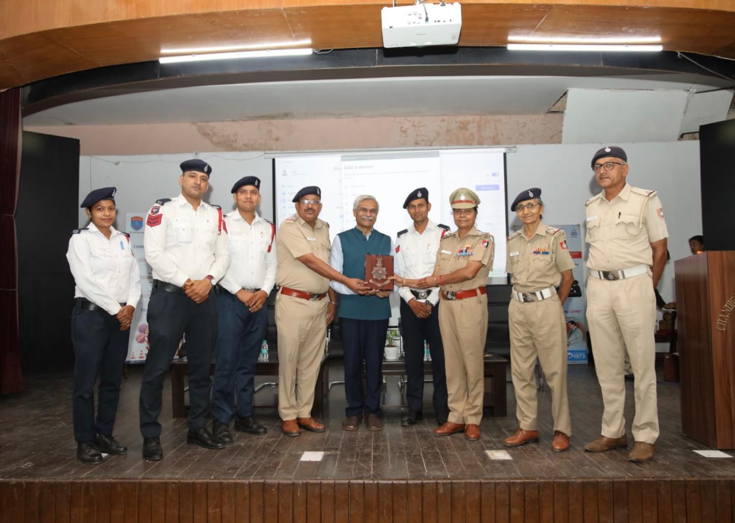 Chandigarh: चंडीगढ़ ट्रैफिक पुलिस ने कर्मियों के लिए आयोजित की विशेष वर्कशॉप, व्यवहार और संवाद कौशल पर दिया जोर