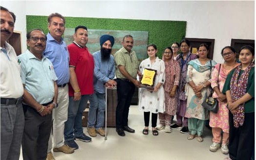 Hoshiarpur: हाजीपुर की धनअर्जिता ने 12वीं मेरिट में राज्य में 13वां स्थान पाया
