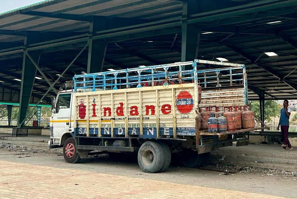 Ludhiana: सार्वजनिक स्थानों पर गैस सिलेंडरों की हैंडलिंग जारी, लोगों की सुरक्षा खतरे में