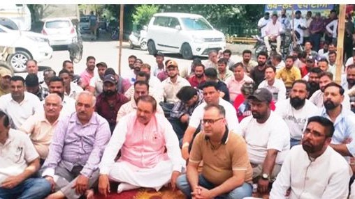 Phagwara: भयंकर गर्मी में धरने के लिए मजबूर निगम कर्मचारियों की मांगें तुरंत माने पंजाब सरकार: सांपला